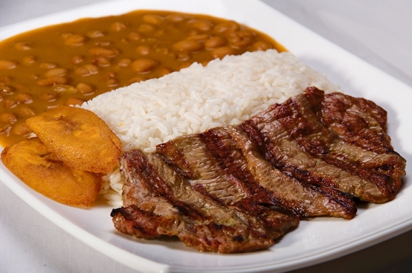 Arroz con Menestra y Carne Asada