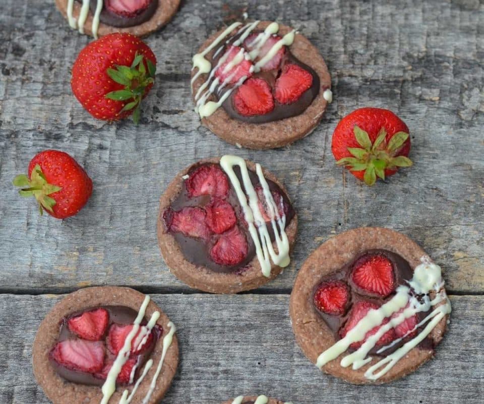 CHOCOLATE AND STRAWBERRY BISCUITS