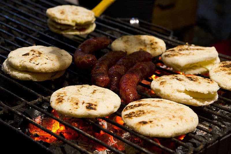 Chorizo con Arepa