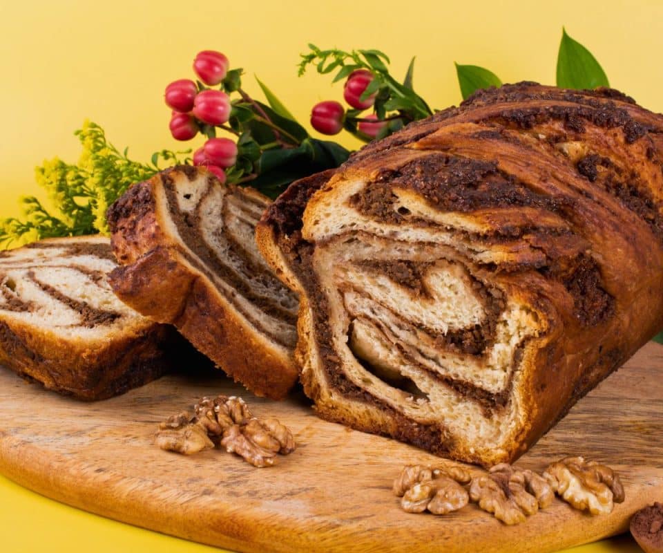 Cozonac cu Nuca (Romanian Spongecake with Walnuts)