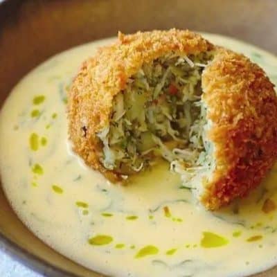 Crunchy Crab Cakes with Lemon Butter Sauce