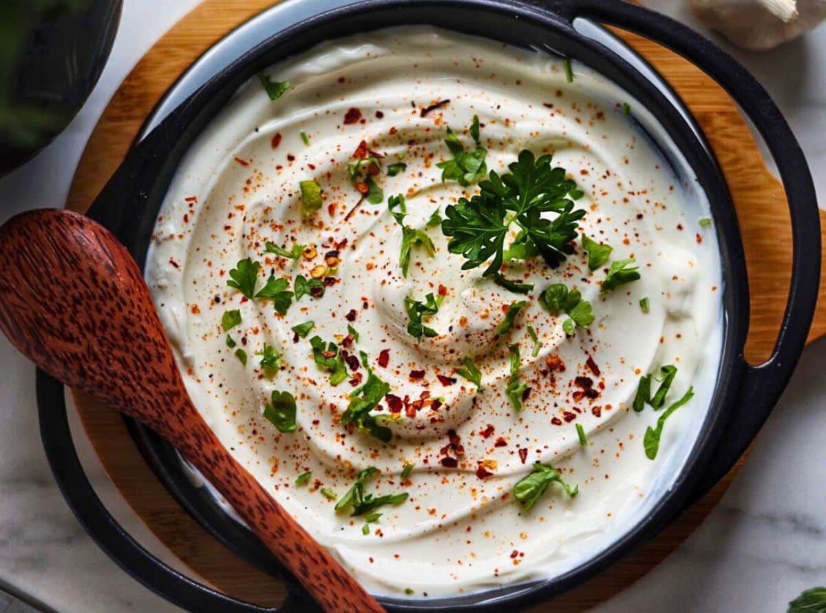 Garlic yoghurt sauce