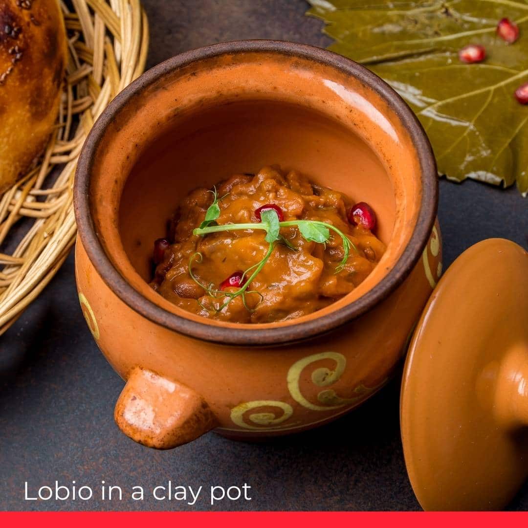 Lobio in a clay pot