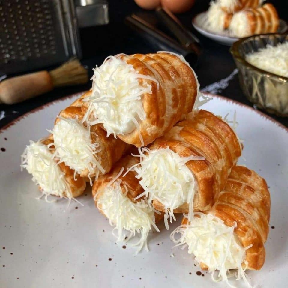 Sajtos roló (cheesy cream roll)