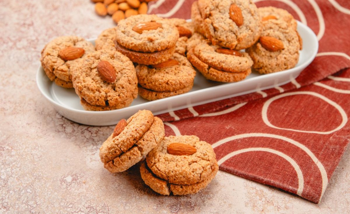 Turkish Almond Cookies: Acıbadem Kurabiyesi