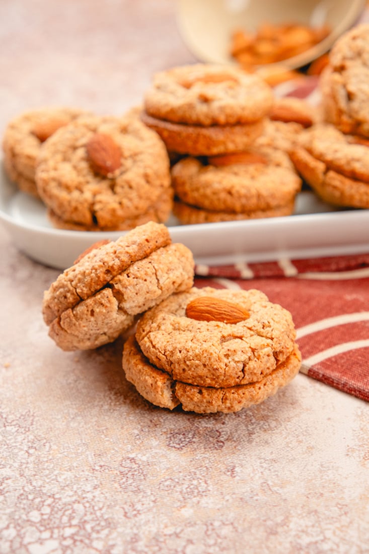 Acibadem Kurabiyesi: Turkish almond cookies