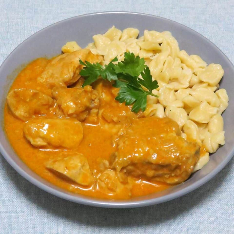 Csirke Paprikás (Chicken Paprikash)      